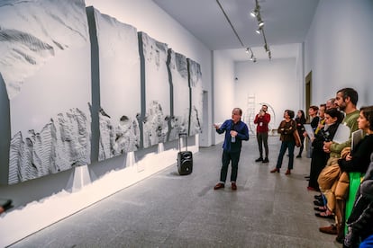 Ibon Aranberri explica su obra 'Mar del Pirineo' (2006), este martes en la inauguración de la exposición 'Vista parcial'.