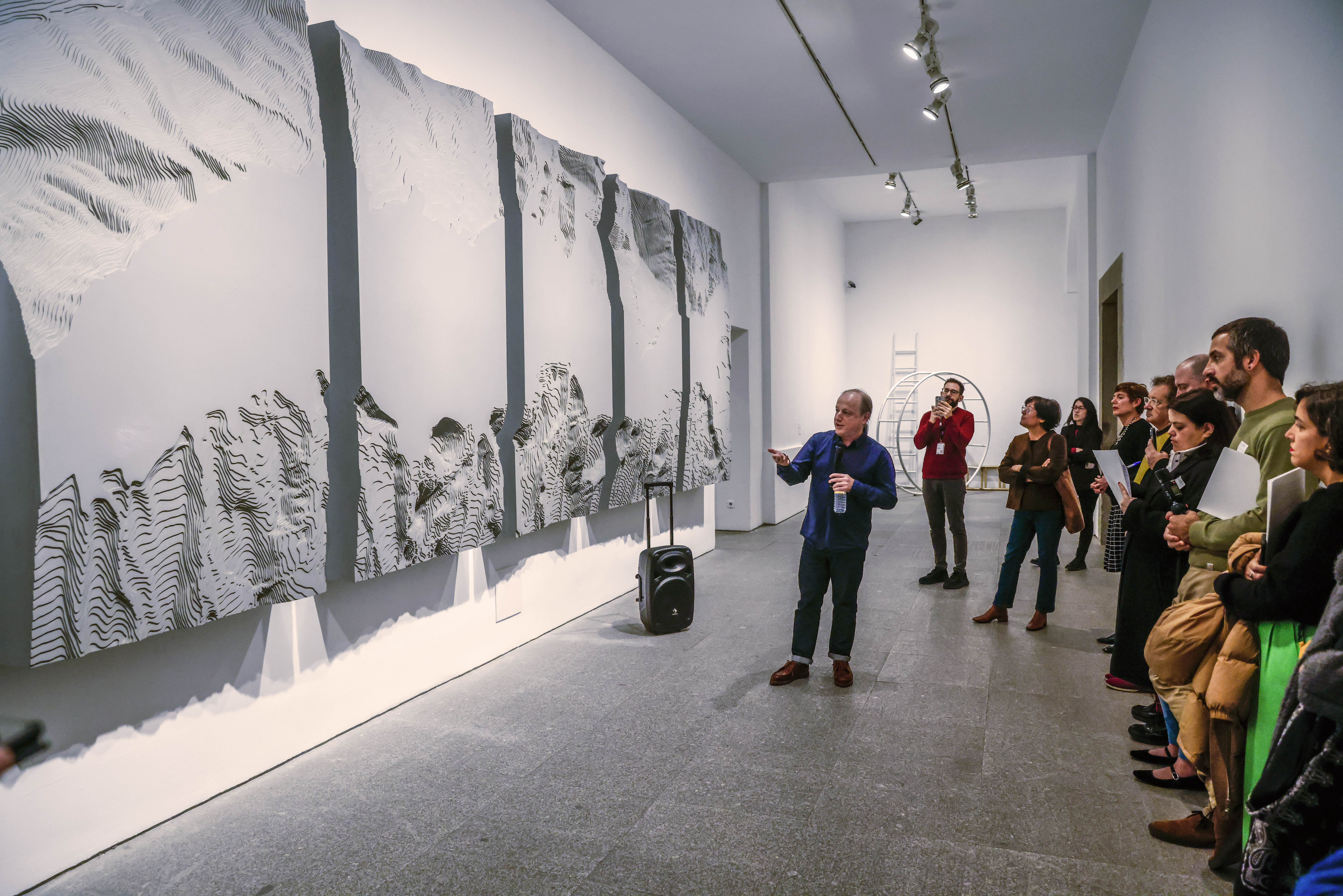 Ibon Aranberri explica su obra 'Mar del Pirineo' (2006), este martes en la inauguración de la exposición 'Vista parcial'.