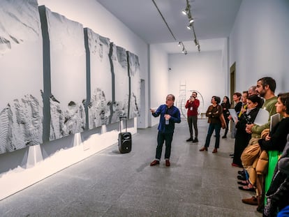 Ibon Aranberri explica su obra 'Mar del Pirineo' (2006), este martes en la inauguración de la exposición 'Vista parcial'.