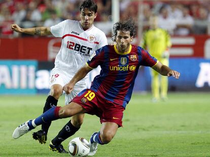 Maxwell protege el balón ante Cigarini.