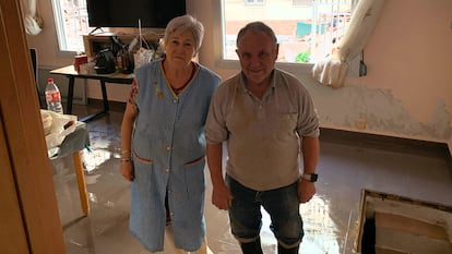 Jose y Mari Carmen en su casa de Parque Alcosa, un barrio obrero de Alfafar construido en los setenta y habitado por emigrantes del interior que llegaron del campo a la ciudad en busca de una vida mejor.
