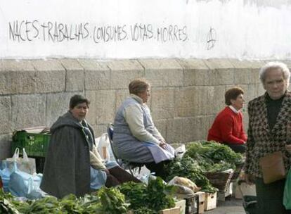 Vendedoras de verdura, ayer en la Praza de Abastos de Santiago de Compostela.