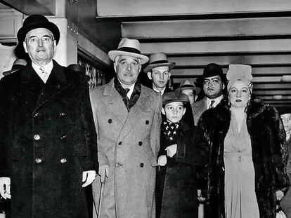De izquierda a derecha: el general con su mujer, María, y uno de sus hijos en Miami en 1940.