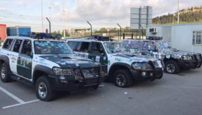 As&iacute; quedaron tres de los coches de los guardias civiles que acudieron a la sede de Econom&iacute;a.