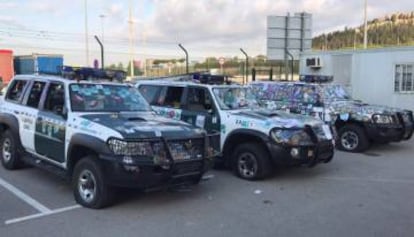 Así quedaron tres de los coches de los guardias civiles que acudieron a la sede de Economía.