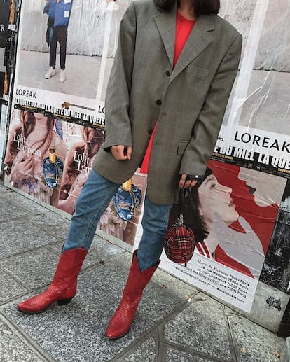 Las botas rojas son la gran novedad en zapatos de esta temporada. Un accesorio omnipresente que la influencer hace suyo al unir dos tendencias en un solo objeto. La temática cowboy y el color rojo.