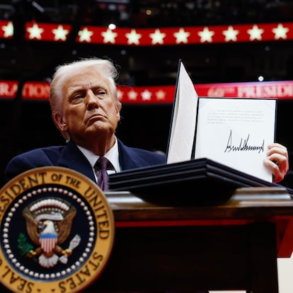 Washington (United States), 20/01/2025.- U.S. President Donald Trump holds up an executive order after signing it during an indoor inauguration event at the Capital One Arena in Washington, DC, USA, 20 January 2025. Trump was sworn in for a second term as president of the United States on 20 January. The presidential inauguration was held indoors due to extreme cold temperatures in DC. (Estados Unidos) EFE/EPA/ANNA MONEYMAKER / POOL