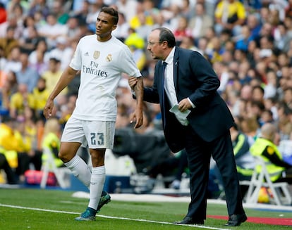 El defensa brasileño del Real Madrid Danilo Luiz da Silva recibe las últimas instrucciones de Rafa Benítez.