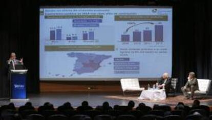 El economista jefe y gerente del Departamento de Investigación del Banco Internacional de Desarrollo (BID), Juan Ruiz Gómez (i), durante la presentación en Santiago de Chile del Informe del Consejo Empresarial para la Competitividad "España, un País de Oportunidades", que cuenta con la colaboración del Instituto Español de Comercio Exterior (ICEX).