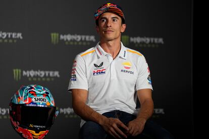 El español Marc Márquez fue confirmado como nuevo piloto de la Escudería Gresini, que emitió un comunicado en Mandalika, donde este fin de semana se disputa el Gran Premio de Indonesia de MotoGP. En esa misma nota, Marc Márquez dice estar “ilusionado con este nuevo reto” y reconoce que “no ha sido una decisión fácil porque será un gran cambio en todos los aspectos”.  “A veces en la vida tienes que salir de tu zona de confort y retarte a ti mismo para seguir creciendo”, añade. El español, múltiple Campeón del Mundo, anunció hace unos días su desvinculación de Honda y compartirá escudería con su hermano Álex.