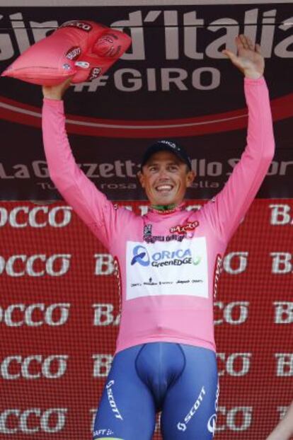 Gerrans, con la maglia rosa en el podio de San Remo.