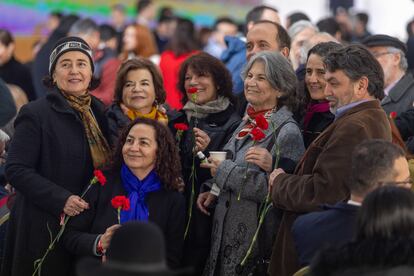 Asistentes a la conmemoración de los 50 años del golpe de Estado en Chile, a las afueras del Palacio de La Moneda.