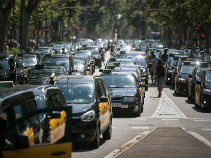 Miles de Taxis bloquen la Gran Via, en la imagen, taxistas en la altura de la calle Roger de Lluria.