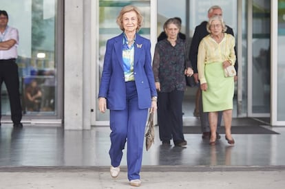 La reina Sofía saliendo el hospital junto a su hermana, la princesa Irene de Grecia, en 2019.