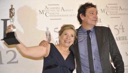 Isona Passola y Agustí Villaronga, con su premio Ariel mexicano recibido por 'Pa negre'.