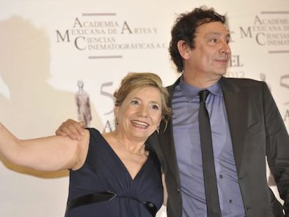 Isona Passola y Agustí Villaronga, con su premio Ariel mexicano recibido por 'Pa negre'.