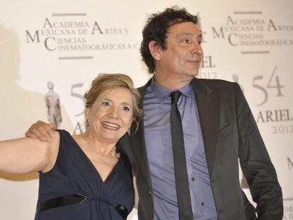 Isona Passola y Agusti Villaronga con su premio Ariel recibido en M&eacute;xico.