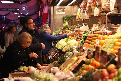 Puesto de frutas y verduras en el mercado de Ventas (Madrid), este lunes.