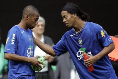 Robinho, en la foto con Ronaldinho, está concentrado con Brasil para la Copa Confederaciones.