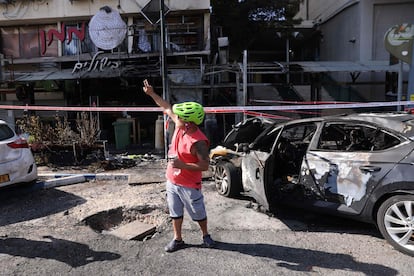 Un hombre señalaba los daños en edificios y vehículos tras un ataque con cohetes desde el sur del Líbano contra la ciudad israelí de Kiryat Shmona, este viernes.