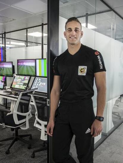 Javier Alberola Rojas, antes de arbitrar desde una cabina del VAR.