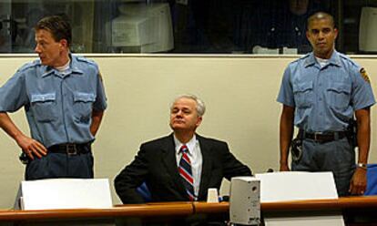 Slobodan Milosevic, en actitud desafiante, en el segundo día del juicio que se sigue contra él en el Tribunal Penal Internacional para la ex Yugoslavia.