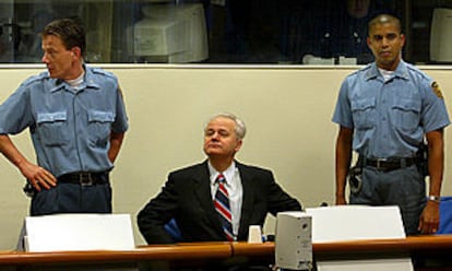 Slobodan Milosevic, en actitud desafiante, en el segundo día del juicio que se sigue contra él en el Tribunal Penal Internacional para la ex Yugoslavia.