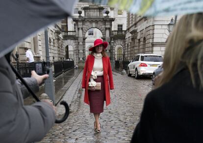 Carmen Negoita, blogger de moda posa entre los paraguas de medios de comunicación bajo la lluvia. Hoy se inaugura la Semana de Moda de Londres.