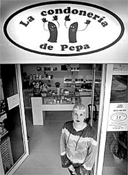 Pepa, en la puerta de su tienda en la calle del Explorador Andrés, en Valencia.