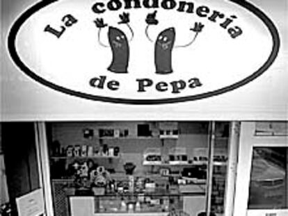 Pepa, en la puerta de su tienda en la calle del Explorador Andrés, en Valencia.