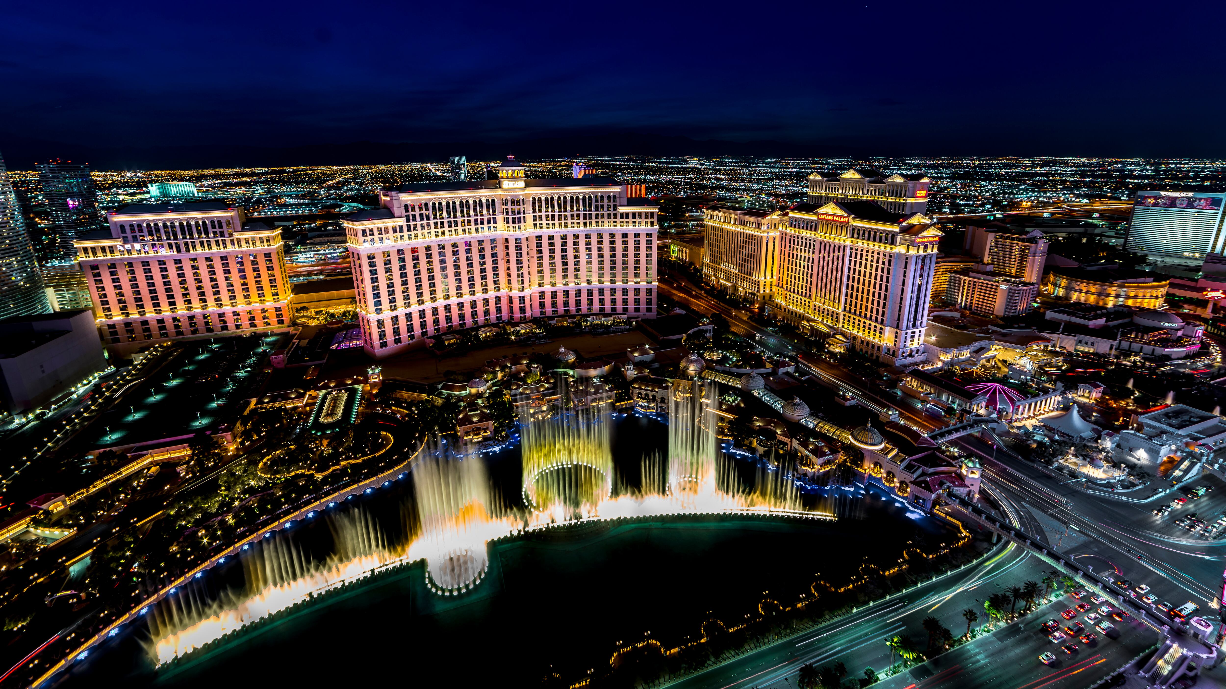 Vista aérea de Las Vegas de noche.