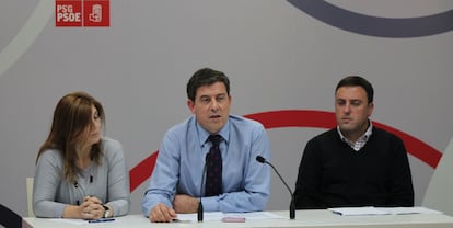 Valent&iacute;n Gonz&aacute;lez Formoso, primero por la derecha, junto a Besteiro durante una comparecencia del PSdeG.