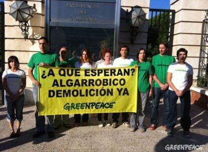 Activistas de Greenpeace, a su llegada a La Moncloa para entregar las firmas recogidas para la demolición del hotel El Algarrobico, en Almería