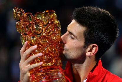 Djokovic besa el trofeo de ganador.