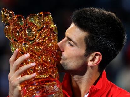 Djokovic besa el trofeo de ganador.