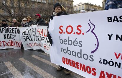 Concentración de SOS Bebés Robados en San Sebastián.