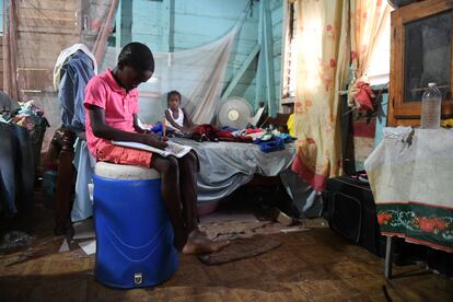 Joel Young, de 11 años, estudia subido a un barril en su casa, en Little Bay (Jamaica), durante la pandemia.