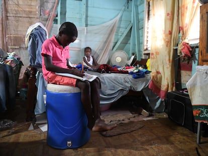 Joel Young, de 11 años, estudia subido a un barril en su casa, en Little Bay (Jamaica), durante la pandemia.