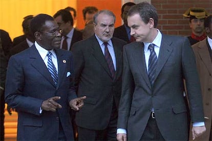 Obiang y Zapatero, en el palacio de la Moncloa. En el centro, el vicepresidente Pedro Solbes.