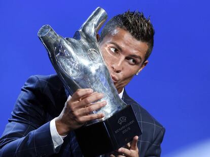 Cristiano beija o trof&eacute;u de melhor jogador da Europa.