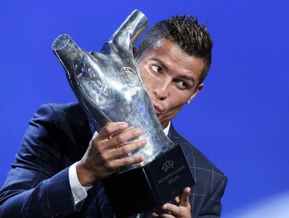 Cristiano beija o trof&eacute;u de melhor jogador da Europa.