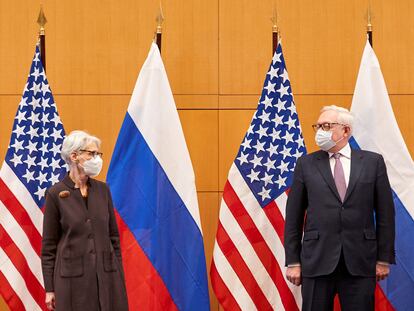 La vicesecretaria de Estado de Estados Unidos, Wendy Sherman, y el viceministro de Asuntos Exteriores de Rusia, Serguéi Riabkov, asisten a conversaciones sobre seguridad en la Misión de Estados Unidos en Ginebra (Suiza), el 10 de enero de 2022.