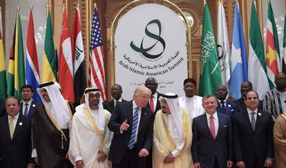 O presidente Donald Trump, rodeado de mandatários islâmicos em Riad.