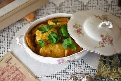 Patatas a la importancia, una receta que preparaba la abuela de Berta Álvarez, la autora del libro 'Recetas de Guerra'. Imagen proporcionada por Kailas.