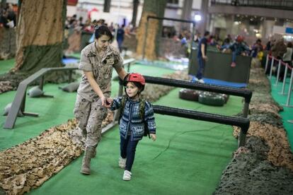 Una niña participa en una actividad del Ejército en el Festival de la Infància.