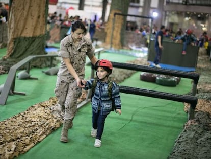 Una niña participa en una actividad del Ejército en el Festival de la Infància.