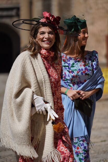 Xandra Falc, prima del novio y actual marquesa de Mirabel, junto a Camila, una de sus hijas.