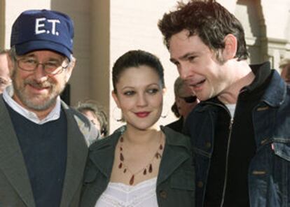 El director Steven Spielberg con Drew Barrymore y Henry Thomas, dos de los protagonistas de 'E.T.'. 