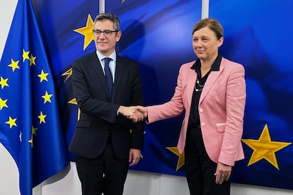El ministro Félix Bolaños y la comisaria europea Vera Jourova, en una reunión el pasado noviembre.
