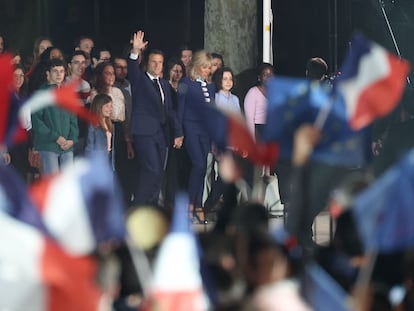 Macron caminaba este domingo junto su mujer, Brigitte, tras conocer los resultados electorales, en el Campo de Marte, en París.